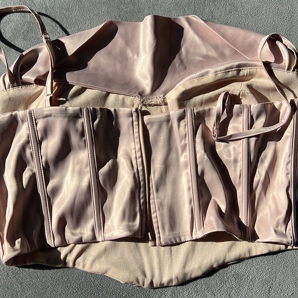 Corset - Picture 3 of 4